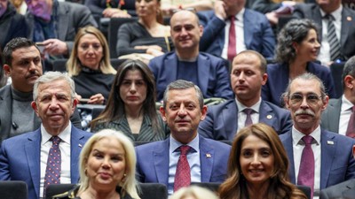 Özgür Özel, Erdal Beşikçioğlu’nun yönettiği müzikali izledi