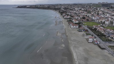 İstanbul'da korkutan görüntü: Deniz suyu 100 metre çekildi! Uzman isimden açıklama geldi