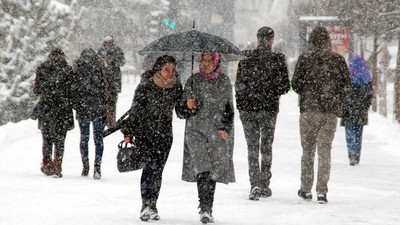 İstanbul için art arda kar alarmı: AKOM saat verdi, bazı uçuşlar iptal ediliyor