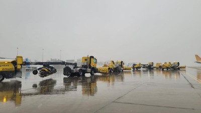 Uçaklar havada tur atıyor! Uçuş trafiği aksadı, çoğu pisti ‘pas’ geçti