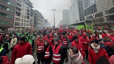 Belçika'da yaklaşık 60 bin işçi hükümetin tasarruf tedbirlerini protesto etti
