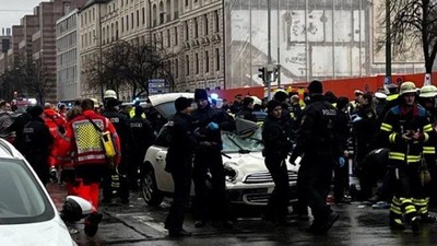 Münih'te bir araç kalabalığın arasına daldı: Çok sayıda yaralı var
