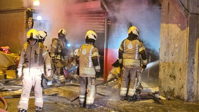 Beyoğlu'nda 3 katlı binada yangın paniği: O anlar kameraya yansıdı