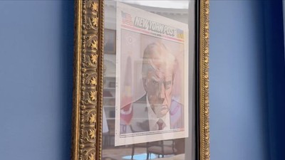 Trump'ın sabıka fotoğrafı Oval Ofis'in girişine asıldı