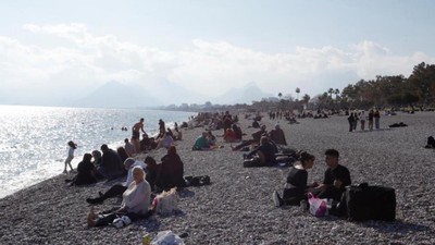 Antalya şubatta baharı yaşadı! Vatandaşlar sahile akın etti