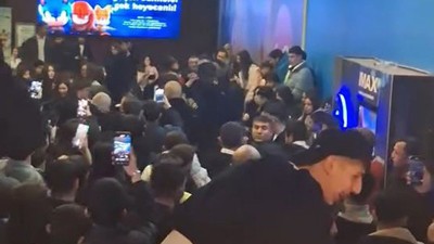 Film galasında hayranlar birbirine girdi, izdiham çıktı!