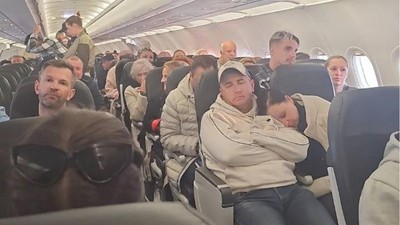 Uçak acil iniş yaptı! Yolcular 13 saat boyunca uçakta bekletildi
