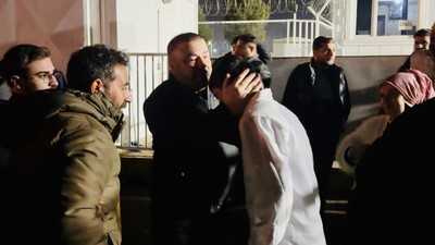 Ağlayarak cezaevinden çıktılar! Narin Güran davasında tahliye edilenler böyle karşılandı