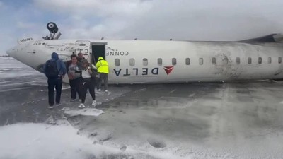 Kanada'da yolcu uçağı iniş yaparken ters döndü: Yaralılar var