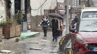 İstanbul'da beklenen kar yağışı başladı: İstanbul Havalimanı yolu ve çevresi beyaza büründü (Video)