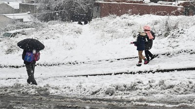SON DAKİKA... İstanbul'da kar yağışı başladı, bir ilçede okullar tatil edildi