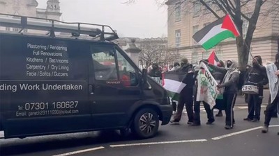 Galler'de bir sürücü minibüsünü Filistin'e destek veren göstericilerin üzerine sürdü