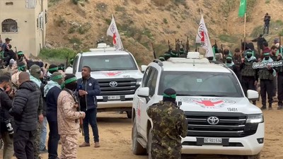 Hamas, Gazze Şeridi'nde İsrail saldırısında ölen 4 esirin cenazesini Kızılhaç ekiplerine teslim etti