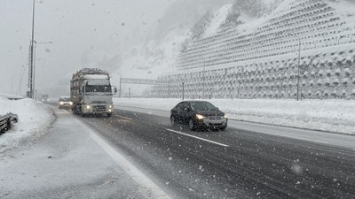 Kar fırtınası uyarıları trafiğe yansıdı: Yollar boş kaldı
