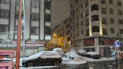 İstanbullu resmen dondu! Kar yağışı şiddetini artırdı, her yer buz tuttu