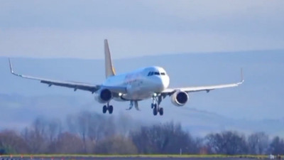 Pegasus, İngiltere'de acil iniş yaptı: Uçaktan dumanlar yükseldi (Video)