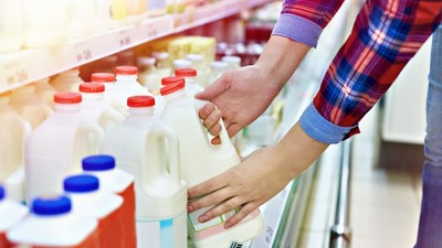 Süt sektöründen 'raflardan kaldırılsın' çağrısı: Binde bir yağlı süt, sulamada kullanılır