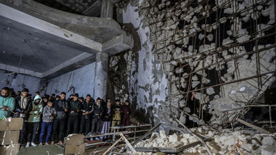Gazzeliler, bombardıman sonucu yıkılan camilerin enkazı üzerinde ilk teravih namazını kıldı