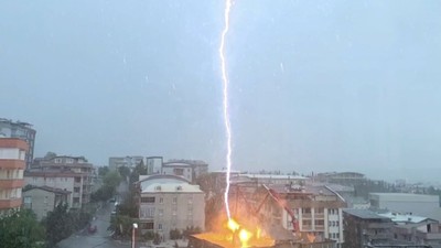 Apartmana yıldırım düştü! Salonun ortasında koca bir delik açıldı (Video)
