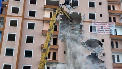 Büyükçekmece’de riskli 140 konutun yıkımı başladı