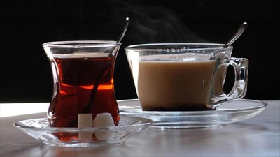İftardan hemen sonra çay ve kahve içenler dikkat: Uzmanlar uyardı! Peki ne zaman içilmeli?