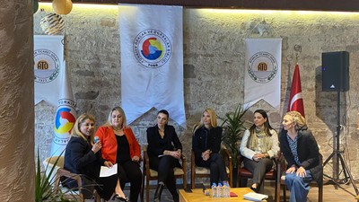 Ayvalıklı iş kadınları panelde bir araya geldi