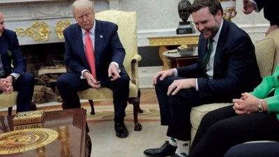 Beyaz Saray'da yapılan toplantıya damga vuran çorap! Trump: Odaklanmaya çalışıyorum ama...