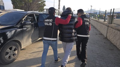 Interpol tarafından kırmızı bültenle aranıyordu, İzmir'de yakalandı