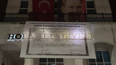 İmamoğlu'nun diploması Hopa Belediye binası asıldı