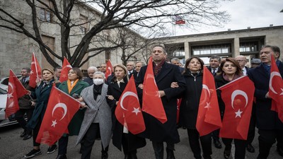 CHP milletvekillerinden Meclis'ten parti genel merkezine 'İmamoğlu' yürüyüşü