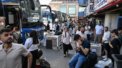 Büyük İstanbul Otogarı'nda bayram hareketliliği: Vatandaşlar adeta akın etti
