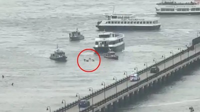New York'ta nehre helikopter düştü: 6 kişi öldü! İşte o anlar...