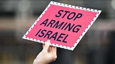 Aktivistler, ABD'nin İsrail'e silah satışını protesto için büyükelçilik havuzuna kırmızıya boyadı