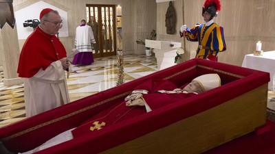 Vatikan, Papa Francis'in tabut içindeki görselini paylaştı