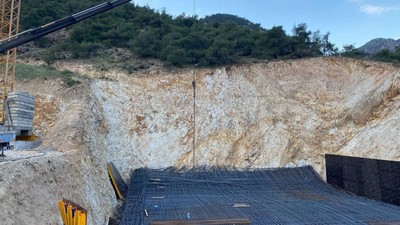 İzmir-Ankara hızlı tren hattı inşaatında kaza: Demir döşeli zemin çöktü