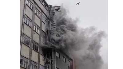 Sultangazi’de bir ayakkabı imalathanesinde yangın