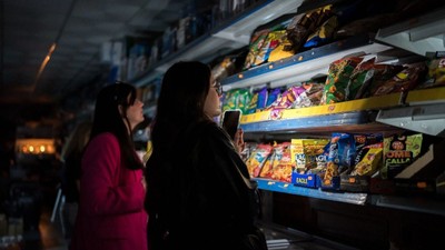 Günlük yaşam felç oldu! Halk marketlere akın etti, el radyosu satışı patladı