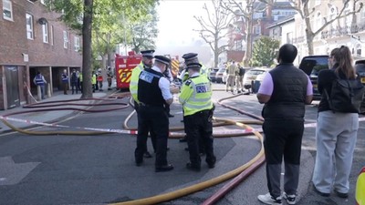 Londra'da korkutan yangın! 80 kişi tahliye edildi