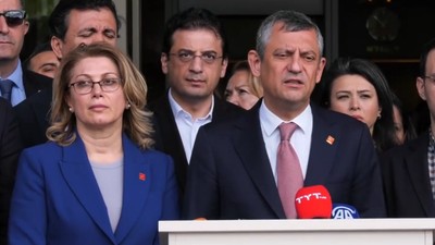 Özgür Özel cezaevinde olan Çiğdem Mater, Mine Özerden ve Esila Ayık ile görüştü
