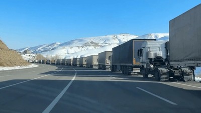 Türkiye-İran sınırında 2 kilometrelik TIR kuyruğu!
