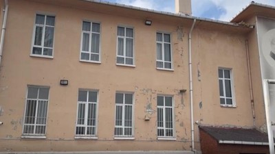 İstanbul'da depremde hasar gören 4 okul boşaltıldı