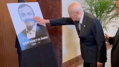 Devlet Bahçeli, taziye töreninde Sırrı Süreyya Önder’in fotoğrafını eliyle sevdi!