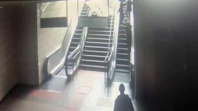 Metro istasyonunda reklam panosu kadının başına düşmüştü: O anlar güvenlik kamerasında