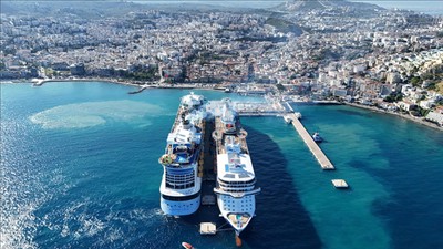 Aydın'ın Kuşadası ilçesine 3 kruvaziyerle 8 bin 560 turist geldi
