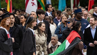 Brown Üniversitesi'ndeki mezuniyet töreninde öğrenciler Filistin bayrakları taşıdı