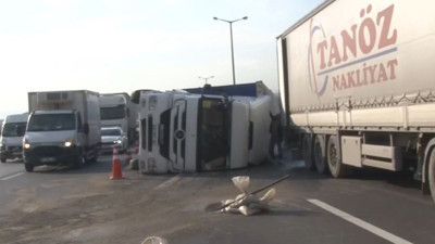 TEM Otoyolu'nda seyir halindeki tır devrildi
