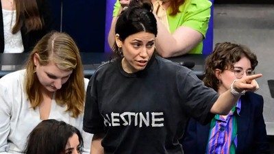 Filistin tişörtü giyen milletvekili Cansın Köktürk Almanya'da meclisten çıkartıldı