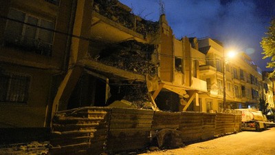 Avcılar'da 6 katlı binada kısmi çökme meydana geldi