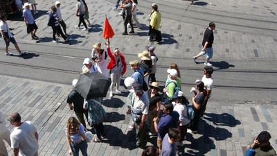 İstanbul’un kalbi Taksim’de bayram yoğunluğu! İstiklal caddesi doldu taştı