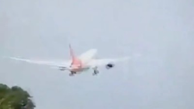 Hindistan'da yolcu uçağı kalkıştan hemen sonra düştü: İşte o anlar!